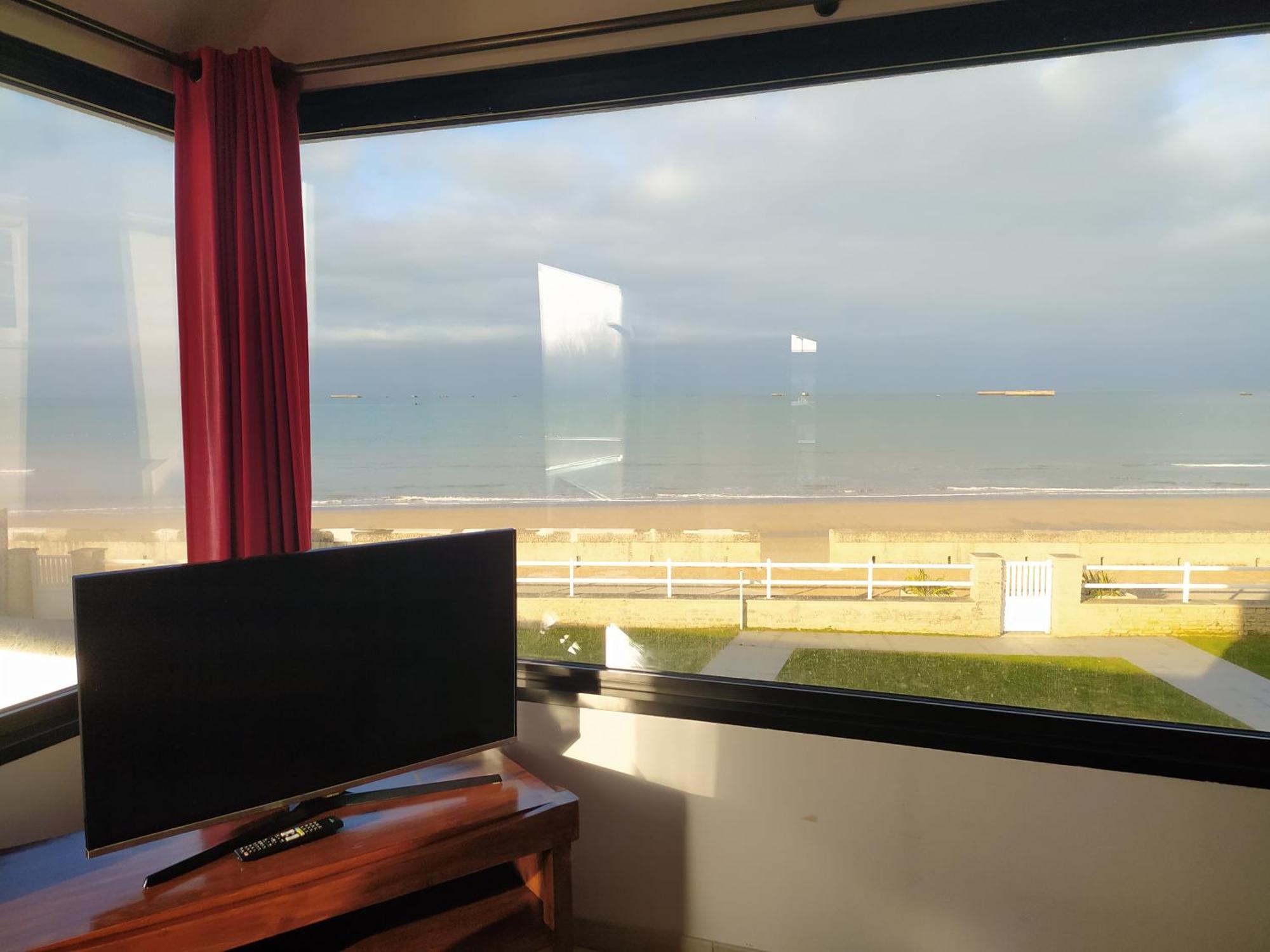 Gites Bord De Mer: Beachfront Apartments near Arromanches Saint-Come-de-Fresne Exterior photo