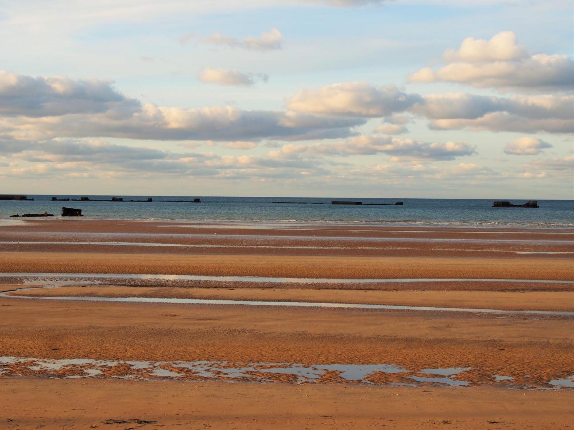 Gites Bord De Mer: Beachfront Apartments near Arromanches Saint-Come-de-Fresne Exterior photo