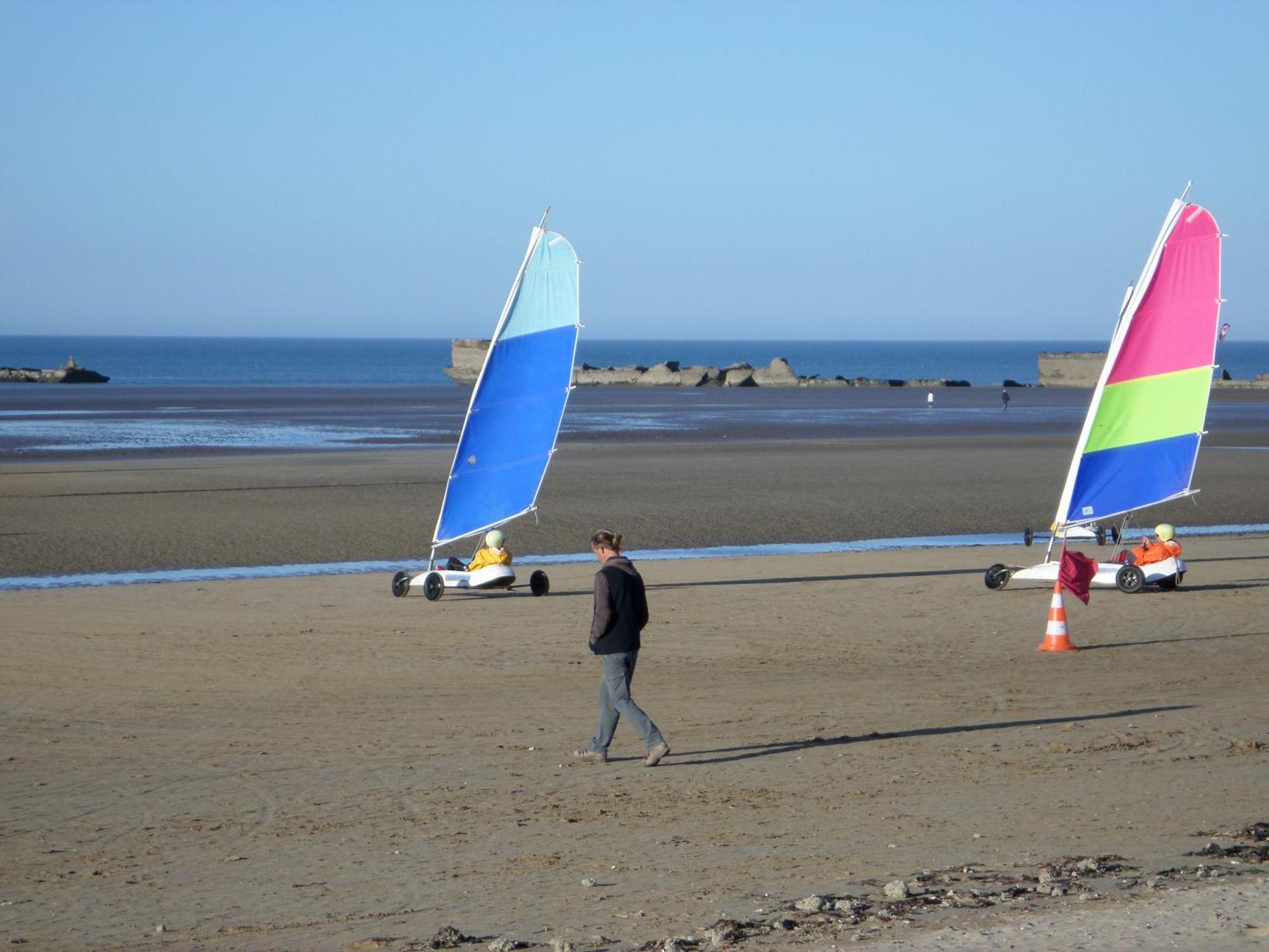 Gites Bord De Mer: Beachfront Apartments near Arromanches Saint-Come-de-Fresne Exterior photo