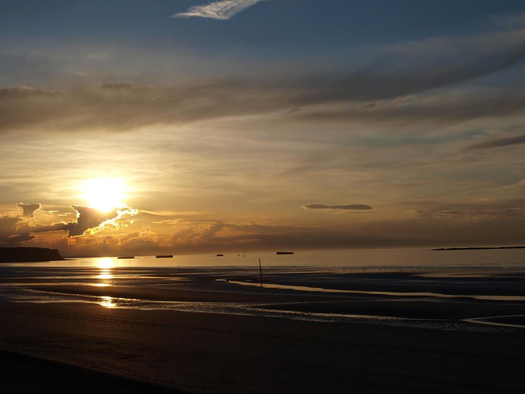 Gites Bord De Mer: Beachfront Apartments near Arromanches Saint-Come-de-Fresne Exterior photo